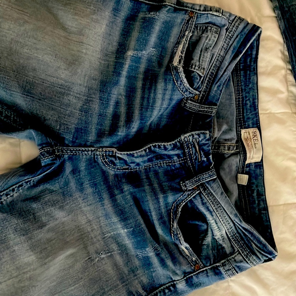 BKE Stella mid rise straight leg 28R .No tears , great condition